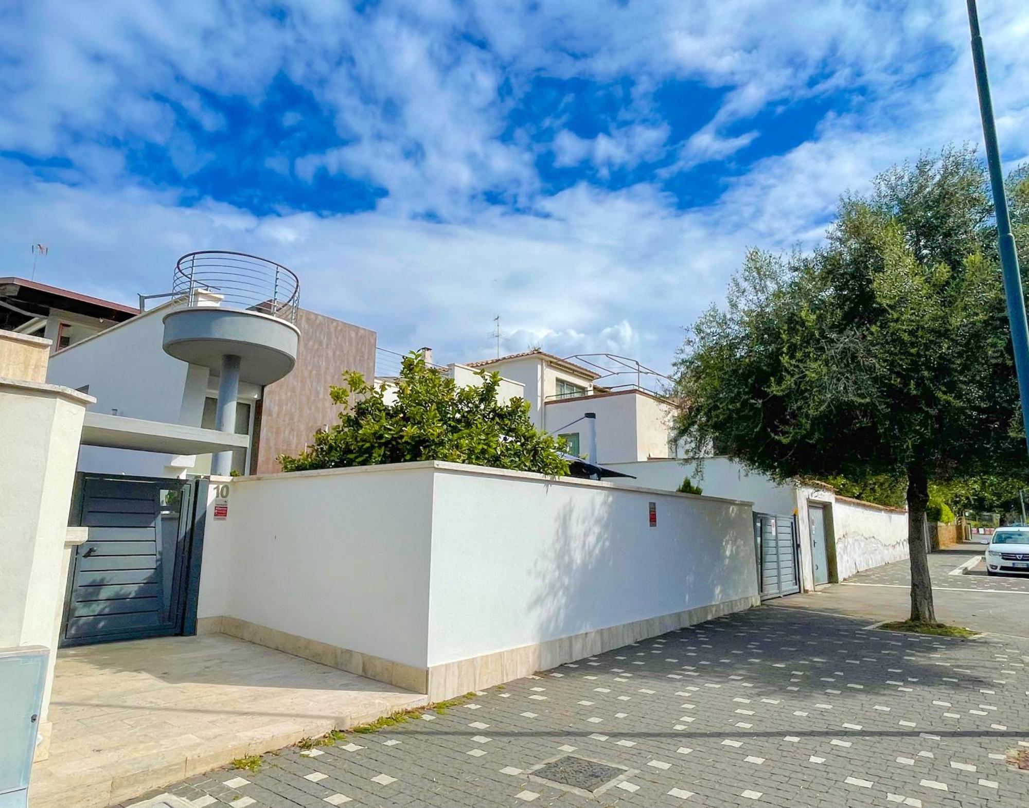 The Shabby House - Charming Seaside Retreat In Central Anzio, Steps From Beach And Train Station Exteriör bild
