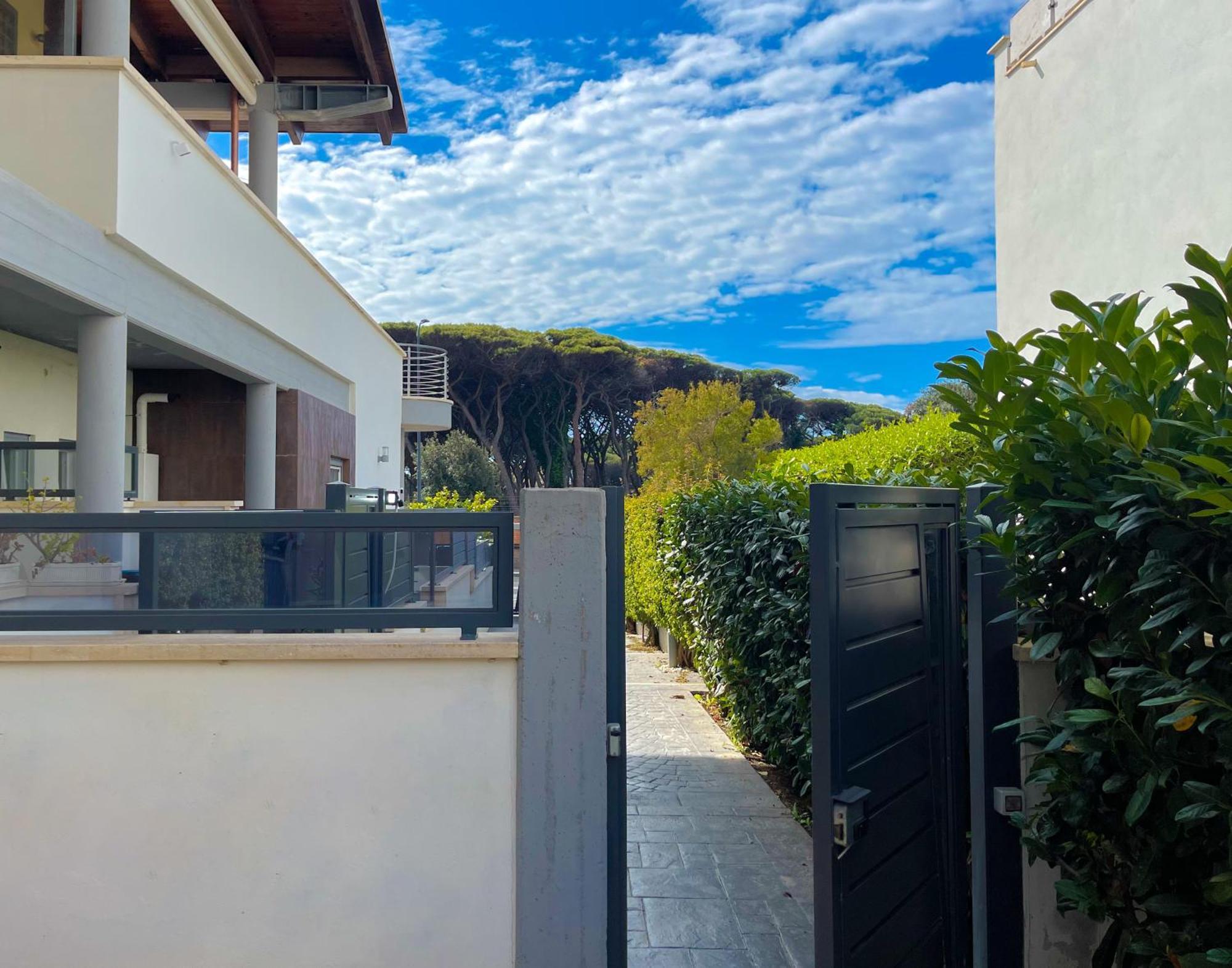 The Shabby House - Charming Seaside Retreat In Central Anzio, Steps From Beach And Train Station Exteriör bild