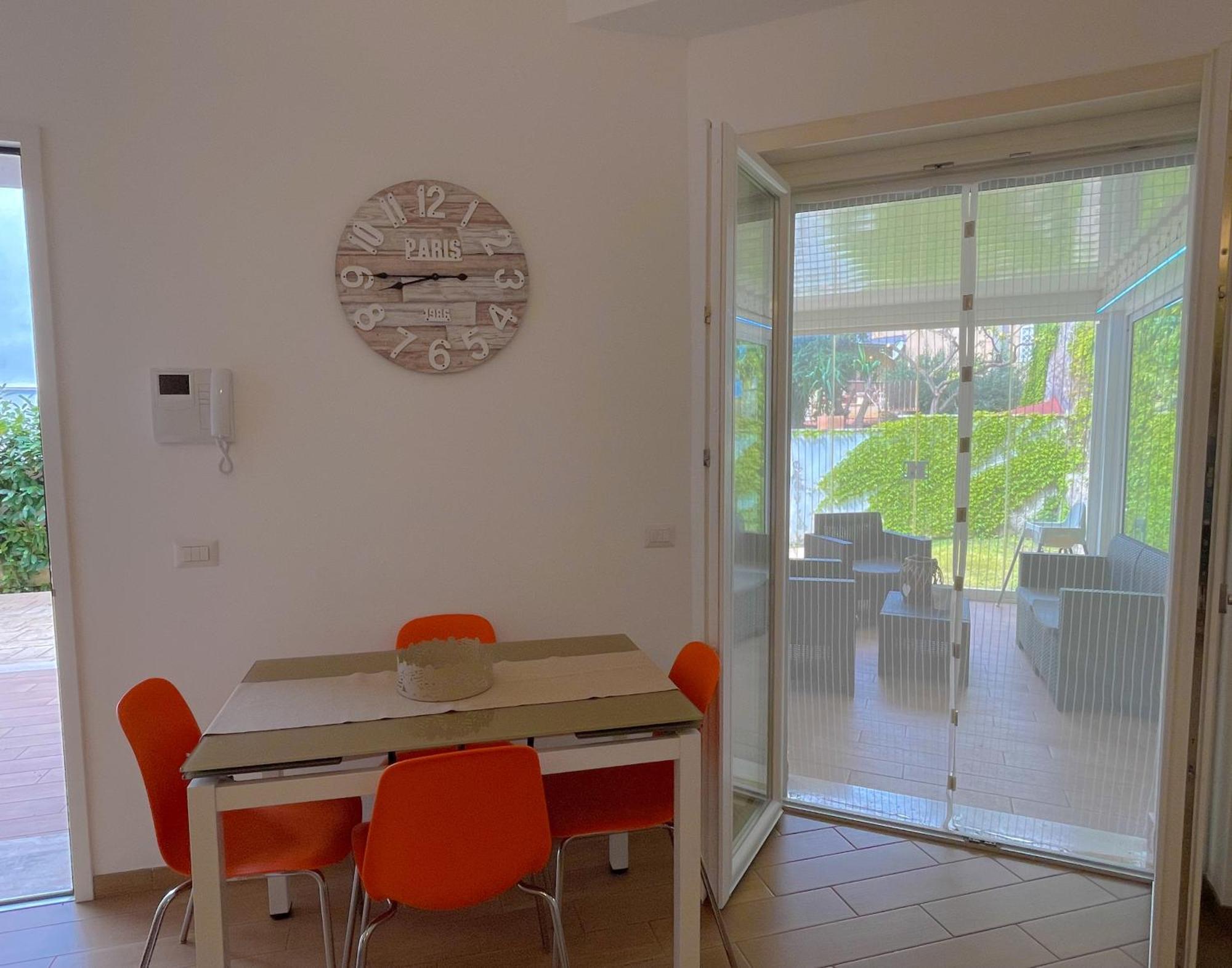 The Shabby House - Charming Seaside Retreat In Central Anzio, Steps From Beach And Train Station Exteriör bild