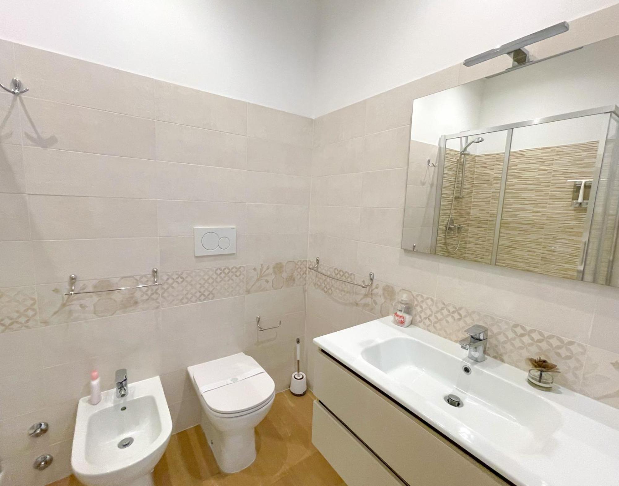 The Shabby House - Charming Seaside Retreat In Central Anzio, Steps From Beach And Train Station Exteriör bild