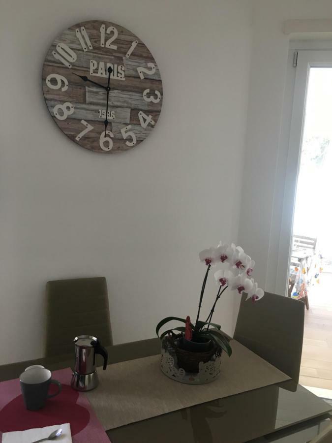 The Shabby House - Charming Seaside Retreat In Central Anzio, Steps From Beach And Train Station Exteriör bild