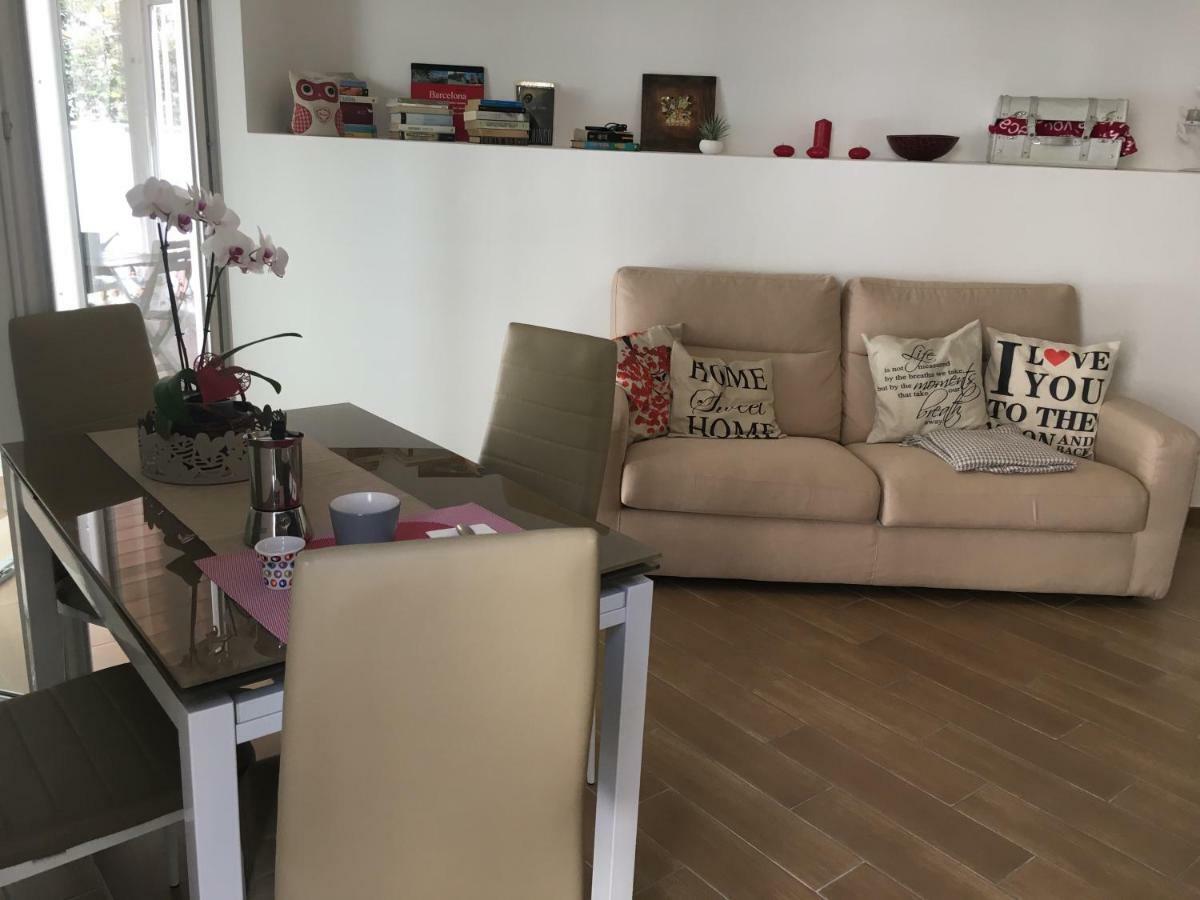 The Shabby House - Charming Seaside Retreat In Central Anzio, Steps From Beach And Train Station Exteriör bild
