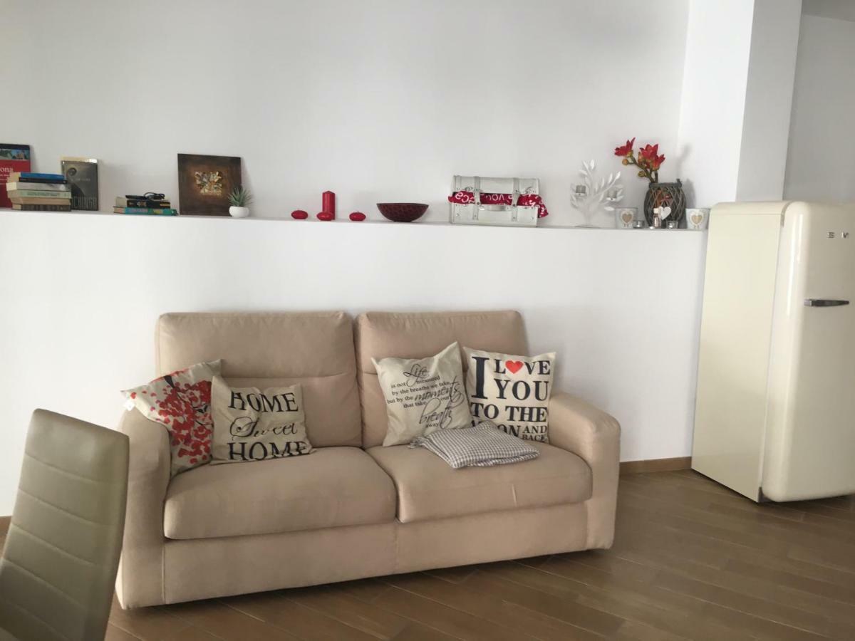 The Shabby House - Charming Seaside Retreat In Central Anzio, Steps From Beach And Train Station Exteriör bild